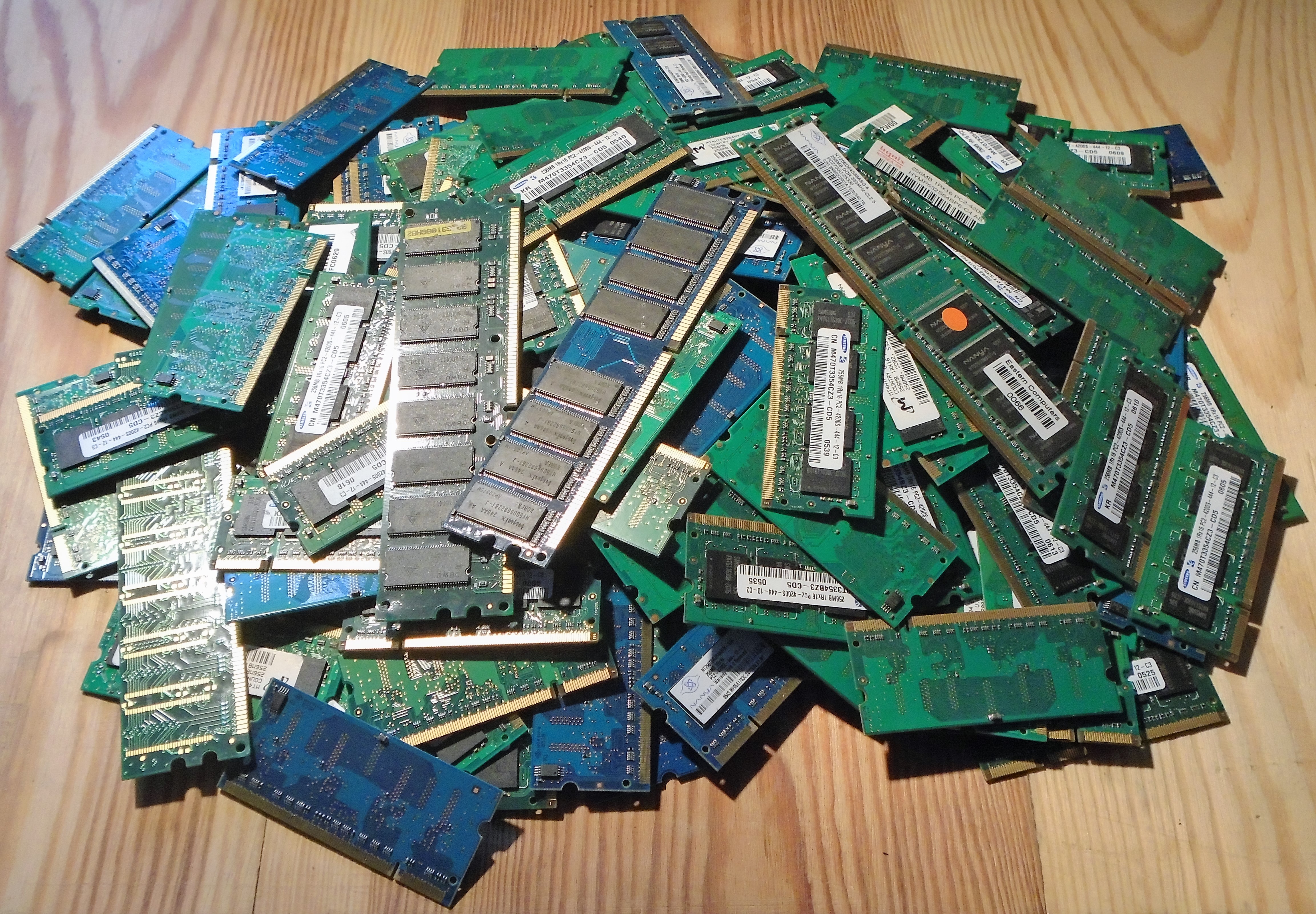 8GB RAM Laptops Are Back Because the Memory Crunch Finally Hit the Carry-On Bag
